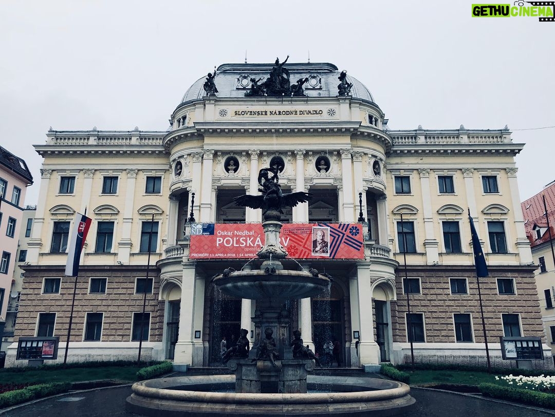 Gökhan Alkan Instagram - 🇸🇰 Abisi Prag olan Moravya başkenti. I - Tuna nehri. Most SNP Ufo II - Slovenské národné divadlo III - Cumil IV - Schöner Náci V - Michalská ulica VI - Slavín VII - Modrý kostolík VIII - Svätopluk - Bratislavskom hradě IX - Klimt’in ayrılmışları. Dönemin kendi sanatı, sanatın kendi özgürlüğü olmalıdır. X - Sokak sanatı Bratislava, Slovakia