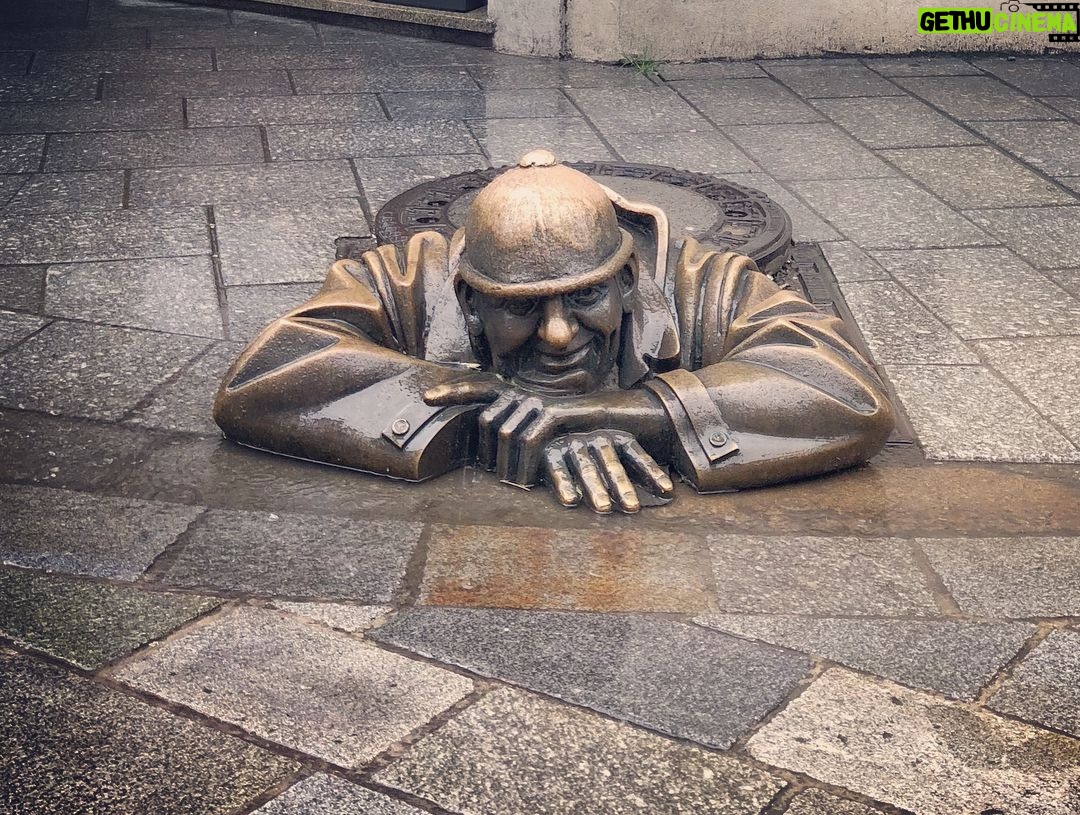Gökhan Alkan Instagram - 🇸🇰 Abisi Prag olan Moravya başkenti. I - Tuna nehri. Most SNP Ufo II - Slovenské národné divadlo III - Cumil IV - Schöner Náci V - Michalská ulica VI - Slavín VII - Modrý kostolík VIII - Svätopluk - Bratislavskom hradě IX - Klimt’in ayrılmışları. Dönemin kendi sanatı, sanatın kendi özgürlüğü olmalıdır. X - Sokak sanatı Bratislava, Slovakia