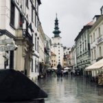 Gökhan Alkan Instagram – 🇸🇰 Abisi Prag olan Moravya başkenti.
I – Tuna nehri. Most SNP Ufo
II – Slovenské národné divadlo
III – Cumil
IV – Schöner Náci
V – Michalská ulica
VI – Slavín
VII – Modrý kostolík
VIII – Svätopluk – Bratislavskom hradě
IX – Klimt’in ayrılmışları. Dönemin kendi sanatı, sanatın kendi özgürlüğü olmalıdır.
X – Sokak sanatı Bratislava, Slovakia