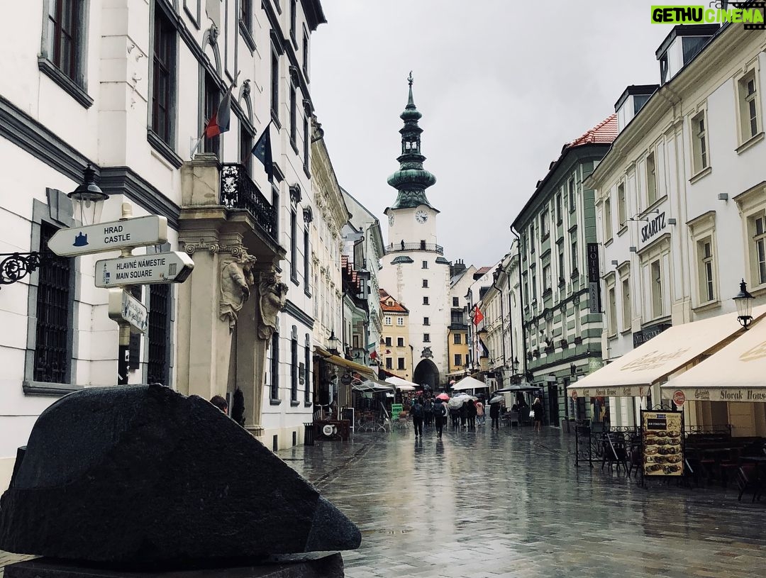 Gökhan Alkan Instagram - 🇸🇰 Abisi Prag olan Moravya başkenti. I - Tuna nehri. Most SNP Ufo II - Slovenské národné divadlo III - Cumil IV - Schöner Náci V - Michalská ulica VI - Slavín VII - Modrý kostolík VIII - Svätopluk - Bratislavskom hradě IX - Klimt’in ayrılmışları. Dönemin kendi sanatı, sanatın kendi özgürlüğü olmalıdır. X - Sokak sanatı Bratislava, Slovakia