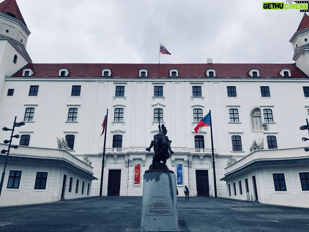 Gökhan Alkan Instagram - 🇸🇰 Abisi Prag olan Moravya başkenti. I - Tuna nehri. Most SNP Ufo II - Slovenské národné divadlo III - Cumil IV - Schöner Náci V - Michalská ulica VI - Slavín VII - Modrý kostolík VIII - Svätopluk - Bratislavskom hradě IX - Klimt’in ayrılmışları. Dönemin kendi sanatı, sanatın kendi özgürlüğü olmalıdır. X - Sokak sanatı Bratislava, Slovakia