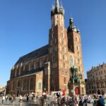 Gökhan Alkan Instagram - 🇵🇱 Smok’u alt eden Krak’ın şehri. I - Rynek Główny II - St. Mary’s Basilica III - Cloth Hall Sukiennice IV - Başı kesilmiş mimar anıtı V - Brama Floriańska VI - Wawel Royal Castle VII - Wawel Royal Castle VIII - Wisła rzeka IX - Lord’s Transfiguration Church X - Kazimierz Kraków, Poland