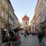 Gökhan Alkan Instagram - 🇵🇱 Smok’u alt eden Krak’ın şehri. I - Rynek Główny II - St. Mary’s Basilica III - Cloth Hall Sukiennice IV - Başı kesilmiş mimar anıtı V - Brama Floriańska VI - Wawel Royal Castle VII - Wawel Royal Castle VIII - Wisła rzeka IX - Lord’s Transfiguration Church X - Kazimierz Kraków, Poland