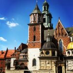 Gökhan Alkan Instagram - 🇵🇱 Smok’u alt eden Krak’ın şehri. I - Rynek Główny II - St. Mary’s Basilica III - Cloth Hall Sukiennice IV - Başı kesilmiş mimar anıtı V - Brama Floriańska VI - Wawel Royal Castle VII - Wawel Royal Castle VIII - Wisła rzeka IX - Lord’s Transfiguration Church X - Kazimierz Kraków, Poland