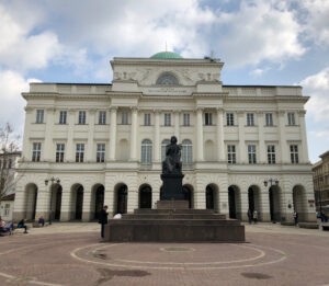 Gökhan Alkan Instagram - 🇵🇱 Tarihi boyunca Avrupa coğrafyasından dört kez silinip, küllerinden doğan azimli şehir.

I - Plac Zamkowy
II - Stare Miasto ve Şehrin koruyucusu Syrena
III - Nicolaus Copernicus
IV - Pałace Prezydencki
V - Muzeum Fryderyka Chopina
VI - Barbakan Warszawski
VII - Filharmonia Narodowa
VIII - Saxon Garden 
IX - Varşova ayaklanması anıtı
X - Kraliyet Sarayı