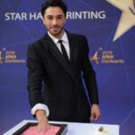Gökhan Alkan Instagram - #apanstarawards2016 töreninde ödülümüzü alırken el izimizi vermiştik. Fotoğrafı bizimle paylaşan arkadaşımıza teşekkür ederiz. Şu an Güney Kore'nin başkenti Seul'de DMC yıldızlar meydanında bulunuyormuş. Gurur duyduk. Mutlu olduk. #SeviyorSevmiyor #YiğitBalcı Myeongdong Street 明洞 街 명동 거리 首尔 ソウル Seoul 서울