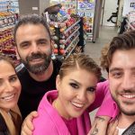 Gülben Ergen Instagram - Başıma gelenler🙆🏼‍♀️ Ne güzel artist artist sahneden fotoğraflar koyacaktım🤣🤣🤣 Ankara konserimizin şahane geçmesinin ardından şıp diye çıktık yola. E yolda bi benzincide çekirdek molası verdik. @yurekliahmet_ abur cubur aldığımı idda eden videosunu bi güzel çekti😂 Yok jelibonmuş Yok cipsmiş Miş miş miş teeee muş muş muş🤣 Gün boyu ananas/haşlanmış yumurta/tuzsuz badem diyorum🙃 Detox suları diyorum🤔 Yarın akşam Ramazan öncesi son konser @nossa_costa diyorum✌🏼 Ankara’dan İstanbul’a yollar bizim🩷 Ankara-istanbul yolu
