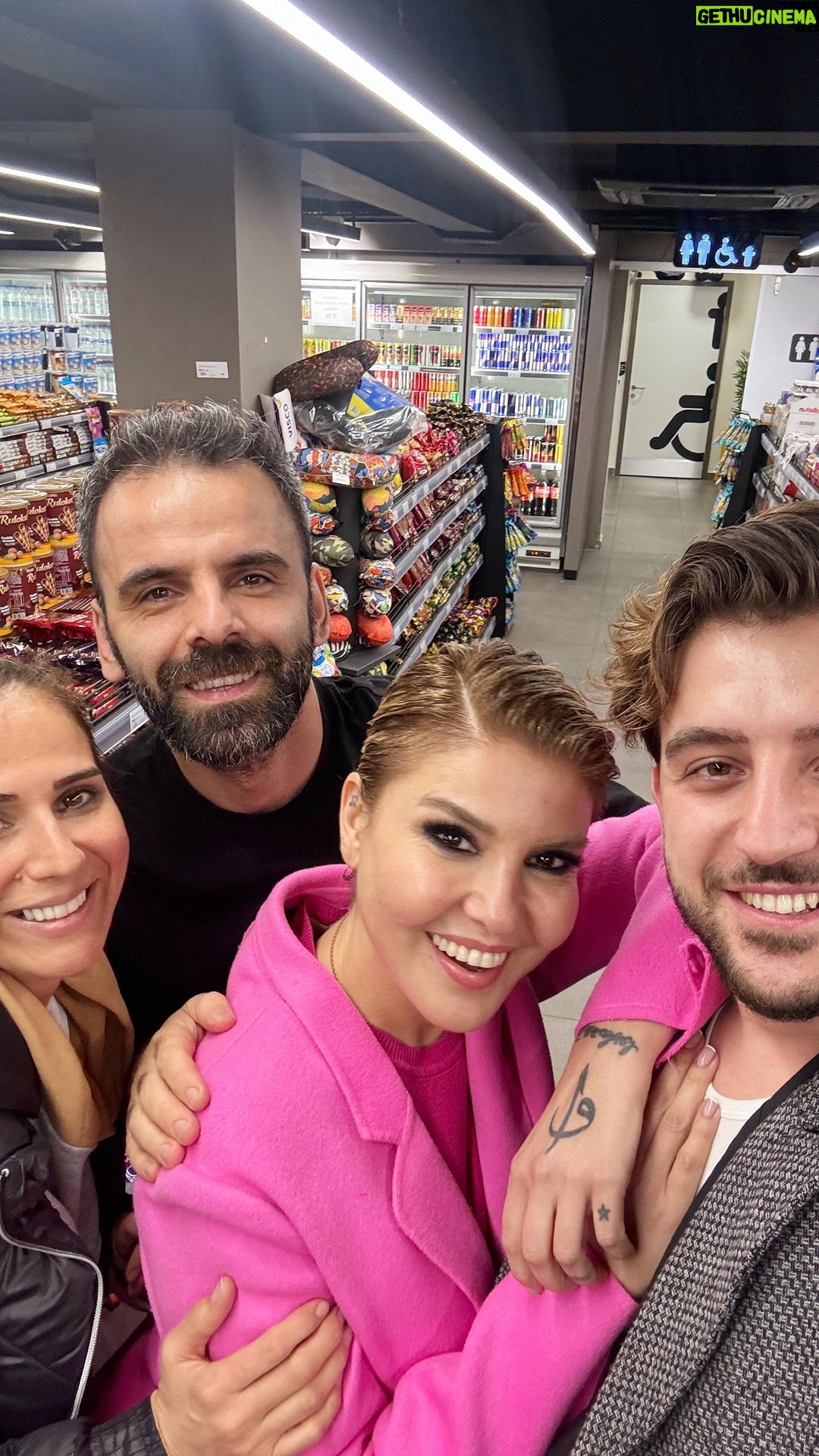 Gülben Ergen Instagram - Başıma gelenler🙆🏼♀️ Ne güzel artist artist sahneden fotoğraflar koyacaktım🤣🤣🤣 Ankara konserimizin şahane geçmesinin ardından şıp diye çıktık yola. E yolda bi benzincide çekirdek molası verdik. @yurekliahmet_ abur cubur aldığımı idda eden videosunu bi güzel çekti😂 Yok jelibonmuş Yok cipsmiş Miş miş miş teeee muş muş muş🤣 Gün boyu ananas/haşlanmış yumurta/tuzsuz badem diyorum🙃 Detox suları diyorum🤔 Yarın akşam Ramazan öncesi son konser @nossa_costa diyorum✌🏼 Ankara’dan İstanbul’a yollar bizim🩷 Ankara-istanbul yolu