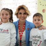 Gülben Ergen Instagram - Hatay Samandağ Acısını en derinde hissettiğim, yaşadığım, gördüğüm, bizzat tanıklık ettiğim topraklar… #DepremiUnutmayın unutturmayın Ağır acılar, yitirilen hayatlar, savrulan umutlar ve fazlası Sanmayın ki geçti. Oğlumla birlikte açtık @cocuklargulsundiye 52.Anaokulumuzu bugün. Samandağ’ın çocukları okul öncesi eğitime kavuştular. Muhteşem @bridge2turkiye emekçileri, gönüllüleri ve destekçilerine yürekten teşekkür ediyorum. Amerika’dan uzandılar Samandağ’ımıza🇹🇷 11 Afet Bölgesinde 11 Anaokulumuzun yapımı ve çalışmaları devam ediyor. Bekle bizi Malatya🇹🇷