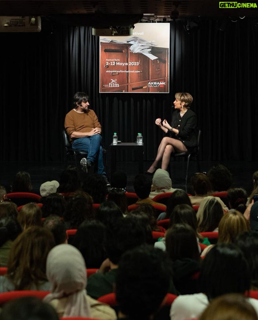 Gülse Birsel Instagram - Bugün @akbanksanat ‘ın Kısa Film Festivali’nin açılış günüydü. Birkaç salonu hınca hınç dolduran en genci 14, en yaşlısı 20’lerinin başında, birbirinden parlak insanlarla sohbet ettim. Soruları, hevesleri, heyecanları müthişti. ✨ Ve çok teşekkürler @selimevci #19akbankkısafilmfestivali