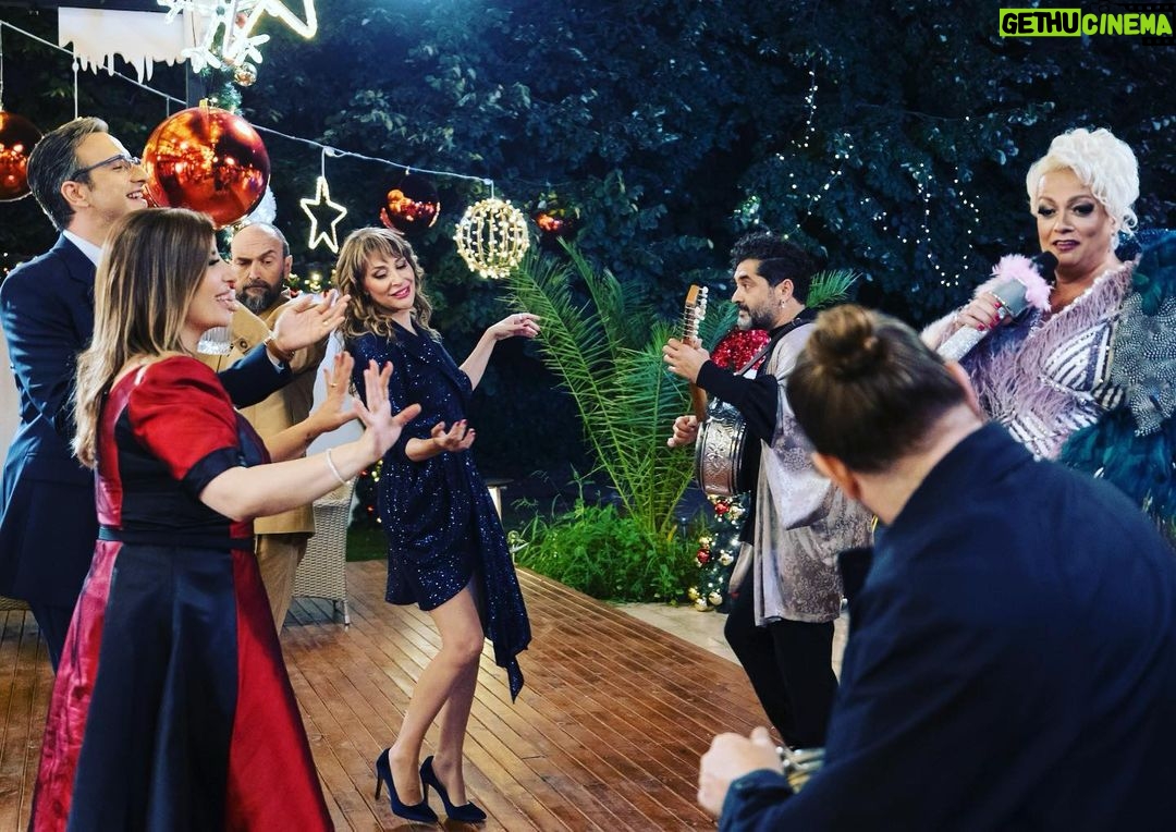 Gülse Birsel Instagram - Filmin yayın tarihi yaklaştıkça biz.💃🎊🦌#YılbaşıGecesi 30 Aralık’ta @disneyplustr