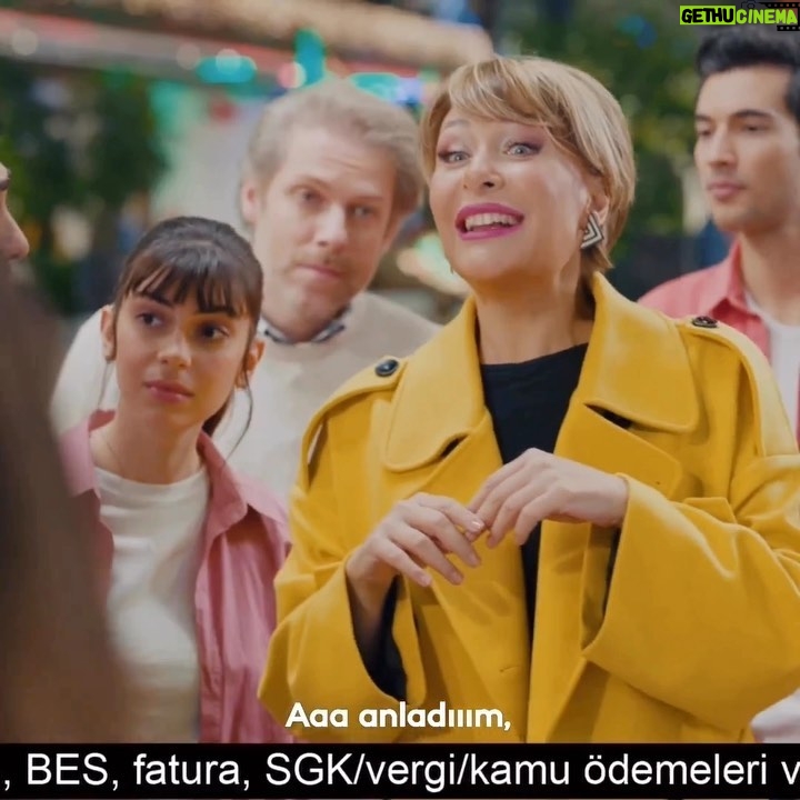 Gülse Birsel Instagram - Düşünür müsünüz? Yılbaşı harcamalarını filan mesela? #Repost @axess with @use.repost ・・・ İyi yaşayanlar alışverişlerini Axess’le yapıyor, yeni yılı chip-paralarla karşılıyor! 🎉 1 Ocak’a kadar @Juzdanapp’ten giyim/elektronik ve market kampanyalarına katıl, yılbaşı alışverişlerinde 600 TL’ye varan chip-para kazan. 🛍️🎧
