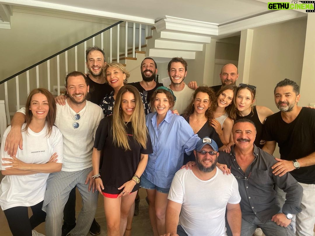 Gülse Birsel Instagram - Filmin ilk “mekanda prova” günü. Ayta hariç tüm ekip. 36 derecede böyle neşeyle terleyerek başlayıp Ekim başı gece 10 derecede neşeyle üşüyerek bitirdik. Bu çiçek gibi kadro #yılbaşıgecesi filmiyle çok yakında @disneyplustr ‘ta diyeyim, bilenler bilmeyenlere söylesin. @iremsak @alicanyucesoy @fatihartman @busrapekin @sebnembozoklu @emirbenderlioglu @borankuzum @enistesigelmis @deryakaradas1 @alinaboz @mcengizbozkurt @kubilayqbtuncer @zeyneptroil @nazmisinan @aytasozeri Yönetmenimiz: @aciktan