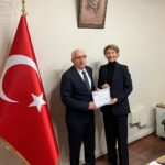 Gülse Birsel Instagram – Gelir İdaresi Başkanlığı’ndan düzenli vergi ödemelerim ve ülke ekonomisine katkılarımdan dolayı bana layık görülen Teşekkür Belgesi’ni Beyoğlu Vergi Dairesi Müdürü Sayın Tuncay Arıbaş’tan aldım. Ben teşekkür ederim. ✨