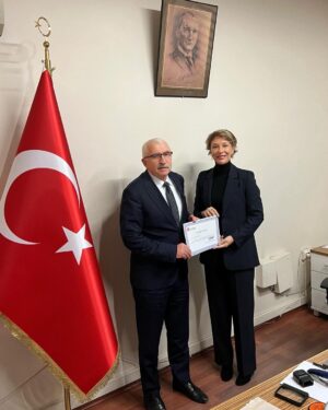 Gülse Birsel Instagram - Gelir İdaresi Başkanlığı’ndan düzenli vergi ödemelerim ve ülke ekonomisine katkılarımdan dolayı bana layık görülen Teşekkür Belgesi’ni Beyoğlu Vergi Dairesi Müdürü Sayın Tuncay Arıbaş’tan aldım. Ben teşekkür ederim. ✨