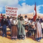 Gülse Birsel Instagram – Başta hepimizin ilham kaynağı önderimiz Mustafa Kemal Atatürk, silah arkadaşları, Cumhuriyet’i Cumhuriyet yapan sanatçısından mühendisine tüm o eşsiz insanlar…
Minnettarız.
Biz buradayız! 
Ve bugün ümitle görüyorum ki belki uzun zamandır ilk kez bu kadar duygulu, bu kadar heyecanlıyız! 🇹🇷🇹🇷🇹🇷

Bir Fotoğrafın Hikayesi

Kurtuluş Savaşı’nın sembollerinden biri haline gelmiş olan bu meşhur fotoğrafı biliyorsunuz. Bu fotoğraf 1933’te Cumhuriyet’i küçük imkanlarla fakat gururla kutlayan babamın memleketi Uşak’ta çekilmiş.

Bu fotoğrafın ilginç ve benimle ilgili hikayesi şöyle başlıyor: Bu fotoğraf 1933 yılının Cumhuriyet Bayramı’nda Uşak’ın ilk fotoğrafçısı Hüsnü Kazım Özler tarafından çekiliyor. Deklanşöre basan kişinin adı babamın deyimiyle “Foto Kazım”. Fotoğraftaki siyah ceketli, kravatlı adam ise babamın kuzeni! Uşak’ın henüz Kütahya’ya bağlı bir ilçe olduğu günlerde, ilçenin belediye başkanı olan Kamil Kabalak, dedem Mücahit Asım’ın dayısının oğlu.

Bu fotoğraf 1990’lı yılların başında babamın evde bulmasıyla ortaya çıkıyor. Babam eline geçen bu tarihi fotoğrafı Kamil Kabalak’ın Ankara’da yaşayan oğlu Hasan Kabalak’a yolluyor. Onlar da fotoğrafı Genelkurmay Başkanlığı’nın arşivine gönderiyorlar. Genelkurmay arşivine bir hata sonucu fotoğraf 1929’da Ankara’da çekilmiş olarak kaydediliyor. Kamil Kabalak’ın yeğeni Tuğgeneral Zeki Güngör 2007 yılında dayısının bulunduğu bu fotoğrafı resmi bir askeri tesiste “Ankara-1929” tarihiyle görünce düzeltilmesi için dava açıyor ve fotoğrafın Uşak’ta çekildiği tespit ediliyor.

Şüphesiz ki bu topraklarda yaşayan her ailenin böyle bir fotoğrafı olmasa da buna benzer birçok İstiklal Savaşı anısı, şehidi, gazisi vardır. Çünkü biz tam da fotoğraftaki gibi “Cumhuriyeti işte böyle kazandık”. Şapkalısı, yemenilisi, kravatlısı, sakallısı, saçı kapalısı, saçı görüneni, şalvarlısı, takım elbiselisiyle… Envai çeşit kadın ve erkekle. Milyonlarca, birbirine benzemeyen, ama hepsi de çok vatansever insanla.
Yaşasın Cumhuriyet!
Gülse Birsel