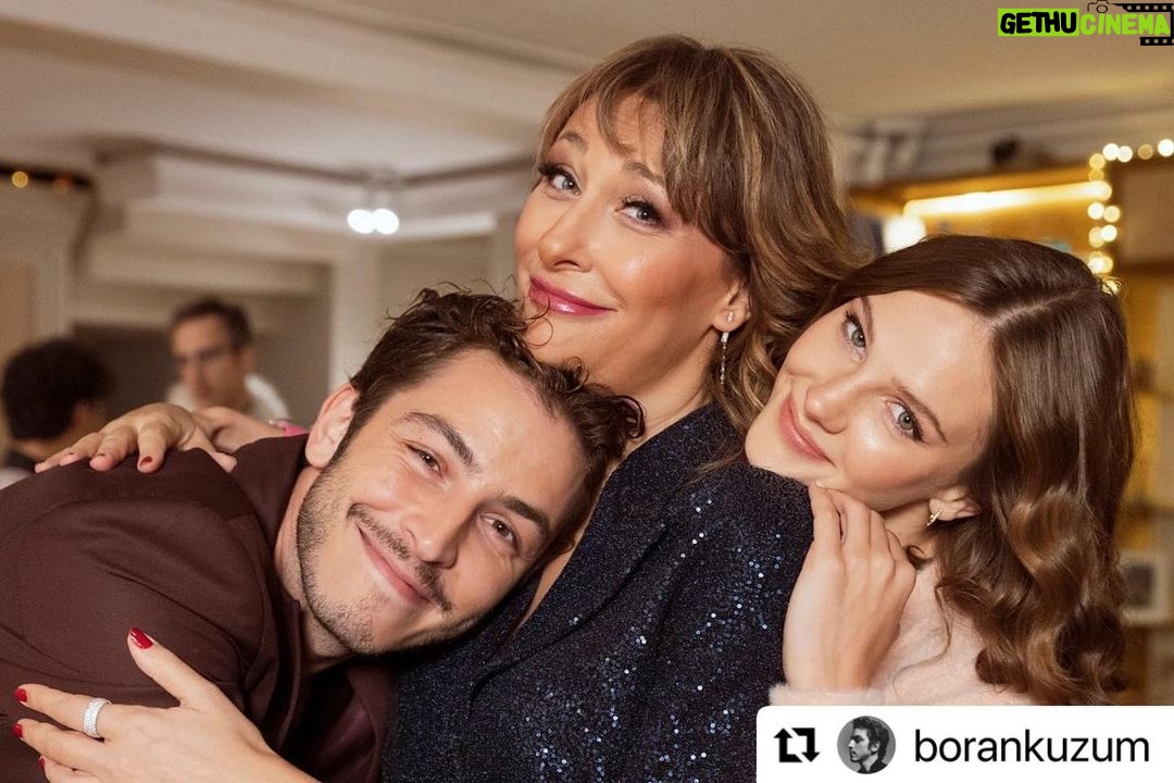 Gülse Birsel Instagram - Hemen özleşti bu ekip.♥️ #yılbaşıgecesi #film @disneyplustr @borankuzum @alinaboz @alicanyucesoy @iremsak @enistesigelmis @busrapekin @mcengizbozkurt @deryakaradas1 @sebnembozoklu @fatihartman @aytasozeri @kubilayqbtuncer @emirbenderlioglu @nazmisinan #Repost @borankuzum with @use.repost ・・・ Canım @gulsebir yazdı, hep çalışmak istediğim @aciktan çekti, birbirinden çok sevdiğim oyuncu arkadaşlarımla birlikte hikayesini paylaştığımız yeni filmimiz #YılbaşıGecesi yakında @disneyplustr ‘de :) @bkmonline 📷: @mlhekinci