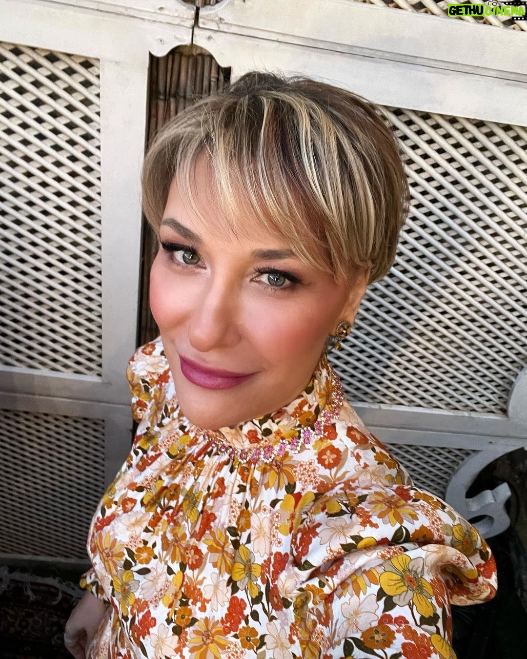 Gülse Birsel Instagram - Eve kapandım, senaryonun son 1 haftası. Odamda hayali karakterlerle muhabbetteyim. 🖊💻 Geçen aydan #tb’lerle idare edin.