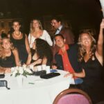 Gülse Birsel Instagram - Boğaziçi Üni. mezuniyet töreninde o yıl bilmeden mizah paneli yaşanmış. Cem’le okuldan hiç tanışmadan tesadüfen yan yana düşmüşüz. Zaman yolcusuyum ve @cmylmz ‘la selfie çektiriyorum gibi görünse de sadece genç irisiyim ve elimdeki galiba maytap. Vay be. 🎓