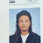 Gülse Birsel Instagram - Ah kıyamam ben bunaa. Tatlım ileride çok güzel şeyler olacak, hiç endişe etme.😁 (Birisi Boğaziçi Üniversitesi yıllığından çekmiş. Benim yıllığım nerede acaba? Saçlarımı kızıla boyatıyordum o ara, niye acaba? Burnum daha iyiymiş, gençlikten mi acaba?)