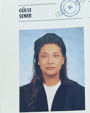 Gülse Birsel Instagram - Ah kıyamam ben bunaa. Tatlım ileride çok güzel şeyler olacak, hiç endişe etme.😁 
(Birisi Boğaziçi Üniversitesi yıllığından çekmiş. Benim yıllığım nerede acaba? Saçlarımı kızıla boyatıyordum o ara, niye acaba? Burnum daha iyiymiş, gençlikten mi acaba?)