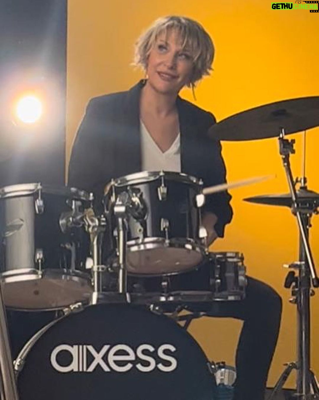 Gülse Birsel Instagram - Sahurda mahalle mahalle dolaşasım var. O kadar sevdim davul işini. 💓🥁