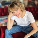 Gülse Birsel Instagram - 11 Mart önümüzdeki yıllarda hep Türkiye’de ilk Covid vakasının görüldüğü tarih olarak hatırlanacak. Siz öyle yapmayın. Siz fotoğraftaki ay yüzlü, altın kalpli, sizi hep güldürmüş ve güldürmeye devam edecek bu çiçek gibi, kelebek gibi şahsın doğum günü olarak hatırlayın. (12 Mart’ta çıkamadı di mi o ilk vaka!)