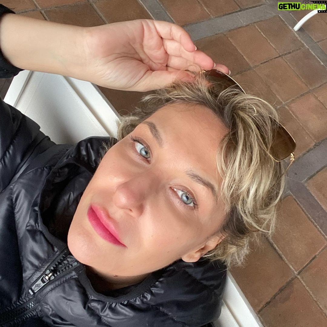 Gülse Birsel Instagram - Her dakika iyi çıktığım bir fotoğraf denk gelmediği gibi ayda 1 kere filan selfie çektiğim için, ve buralar da ne zamandır boş olduğundan… Şudur budur. #bodrum