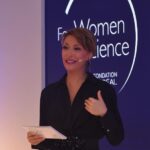 Gülse Birsel Instagram – Müthiş 4 bilim kadınıyla tanıştım. Dr. Burcu Bakır Güngör, Dr. Buse Cevatemre, Doç Dr. Damla Eroğlu Pala ve Doç Dr. Duygu Ağaoğulları. Hayatımızı, dünyayı, geleceği değiştirecek 4 müthiş proje üzerinde çalışan, 4 çok güzel, çok zeki, başarılı, çalışkan bilim kadını.
L’Oréal Grup dünyada 24, Türkiye’de ise tam 20 yıldır UNESCO iş birliğiyle “Bilim Kadınları İçin” programını hayata geçiriyor, her yıl seçilen bilim kadınlarına destek veriyor. Bu programın ülkemizdeki 20. yılını, benim de onur konuğu olarak katıldığım basın toplantısıyla kutladık. Bilim alanında ortaya çıkarttıkları çalışmalar ve çarpıcı buluşlarına rağmen kadınlar, bu konuda hak ettikleri yeri bulamıyor. Ancak bu algı, “Bilim Kadınları İçin” programıyla giderek değişiyor. Türkiye’de 20 yıldır bilimin geleceğine yön veren, bilimde cinsiyet eşitliğine dikkat çekerek rol modeller yaratılmasına katkı sağlayan “Bilim Kadınları İçin” programının bir parçası olmaktan gurur ve mutluluk duyuyorum.
@lorealturkey_  #forwomeninscience #bilimkadınlarıiçin
