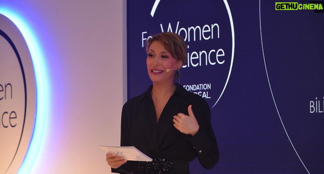 Gülse Birsel Instagram - Müthiş 4 bilim kadınıyla tanıştım. Dr. Burcu Bakır Güngör, Dr. Buse Cevatemre, Doç Dr. Damla Eroğlu Pala ve Doç Dr. Duygu Ağaoğulları. Hayatımızı, dünyayı, geleceği değiştirecek 4 müthiş proje üzerinde çalışan, 4 çok güzel, çok zeki, başarılı, çalışkan bilim kadını. L'Oréal Grup dünyada 24, Türkiye’de ise tam 20 yıldır UNESCO iş birliğiyle “Bilim Kadınları İçin” programını hayata geçiriyor, her yıl seçilen bilim kadınlarına destek veriyor. Bu programın ülkemizdeki 20. yılını, benim de onur konuğu olarak katıldığım basın toplantısıyla kutladık. Bilim alanında ortaya çıkarttıkları çalışmalar ve çarpıcı buluşlarına rağmen kadınlar, bu konuda hak ettikleri yeri bulamıyor. Ancak bu algı, “Bilim Kadınları İçin” programıyla giderek değişiyor. Türkiye’de 20 yıldır bilimin geleceğine yön veren, bilimde cinsiyet eşitliğine dikkat çekerek rol modeller yaratılmasına katkı sağlayan “Bilim Kadınları İçin” programının bir parçası olmaktan gurur ve mutluluk duyuyorum. @lorealturkey_ #forwomeninscience #bilimkadınlarıiçin