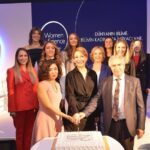 Gülse Birsel Instagram – Müthiş 4 bilim kadınıyla tanıştım. Dr. Burcu Bakır Güngör, Dr. Buse Cevatemre, Doç Dr. Damla Eroğlu Pala ve Doç Dr. Duygu Ağaoğulları. Hayatımızı, dünyayı, geleceği değiştirecek 4 müthiş proje üzerinde çalışan, 4 çok güzel, çok zeki, başarılı, çalışkan bilim kadını.
L’Oréal Grup dünyada 24, Türkiye’de ise tam 20 yıldır UNESCO iş birliğiyle “Bilim Kadınları İçin” programını hayata geçiriyor, her yıl seçilen bilim kadınlarına destek veriyor. Bu programın ülkemizdeki 20. yılını, benim de onur konuğu olarak katıldığım basın toplantısıyla kutladık. Bilim alanında ortaya çıkarttıkları çalışmalar ve çarpıcı buluşlarına rağmen kadınlar, bu konuda hak ettikleri yeri bulamıyor. Ancak bu algı, “Bilim Kadınları İçin” programıyla giderek değişiyor. Türkiye’de 20 yıldır bilimin geleceğine yön veren, bilimde cinsiyet eşitliğine dikkat çekerek rol modeller yaratılmasına katkı sağlayan “Bilim Kadınları İçin” programının bir parçası olmaktan gurur ve mutluluk duyuyorum.
@lorealturkey_  #forwomeninscience #bilimkadınlarıiçin