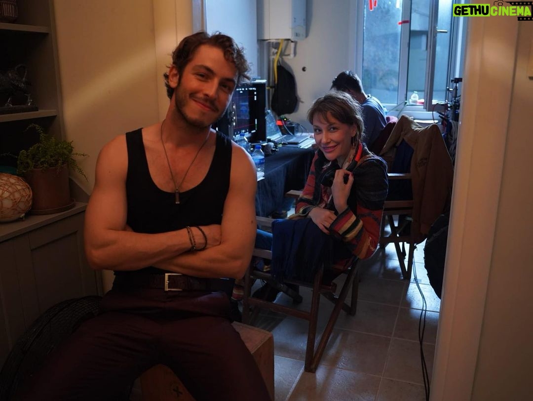 Gülse Birsel Instagram - 2 hafta öncesinden #tb. Çekim o gün bitti, biz o gün bu gündür montajdayız. Geliyorr #yılbaşıgecesi. #film 🎬🎥🎊🎉@disneyplustr @bkmonline @aciktan @alinaboz @borankuzum @enistesigelmis @busrapekin @sebnembozoklu @fatihartman @mcengizbozkurt @iremsak @deryakaradas1 @aytasozeri @alicanyucesoy @zeyneptroil @kubilayqbtuncer @emirbenderlioglu @nazmisinan