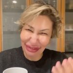 Gülse Birsel Instagram - Bu kadından 8 tane filan tanıyorum. Niye? Niyee? @gupseo cevabını bekliyorum. Botoksunu dolgunu yaptır, kahveni al gel. @hepsiburada