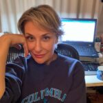 Gülse Birsel Instagram – Bir kupa kahve, bir (mümkünse eski) sweatshirt, bir laptop. Tercihen manzarasız küçük bir odada tek başına birkaç saat ekrana bak. Hikayeye yeterince ısınınca klavyenin tuşlarına ufaktan basmaya başla. Karakterler odanda dolaşıp seninle muhabbet etmeye başlayınca hamurun pişme kıvamına yaklaşmış demektir.