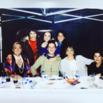 Gülse Birsel Instagram – 2017 Ekim. Silivri’de #ailearasında düğün sahneleri çekimi ve feci soğuk bir gece. (Evet düğün sahnelerini Adana’da değil Silivri’de bir evde çekmiştik.) Dün yıllar sonra aynı parkayı giyip elimi cebime atınca bu fotoğrafı buldum. (Polaroid makina Derya’nındı ve fotoğrafları kimseye vermiyordu. Muhtemelen çalmışım ben bunu.) @temedragve @devrimyakut @devinozgurcinar @aytasozeri @fatihartman @deryakaradas1