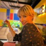 Gülse Birsel Instagram – Bi yandan çektiğim arkadaşa fotoğrafını gösterirken diğer yandan başka arkadaşa poz veriyorum. İnstagram bize neler ettin.