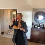 Gülse Birsel Instagram – Kulisteki ikramlarla foto çektirip sonra badem sütü içen ünlülerden değilim. Yerim. Çünkü kurur bunlar, yarına kalmaz evladım, günah.