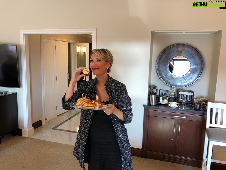 Gülse Birsel Instagram - Kulisteki ikramlarla foto çektirip sonra badem sütü içen ünlülerden değilim. Yerim. Çünkü kurur bunlar, yarına kalmaz evladım, günah.