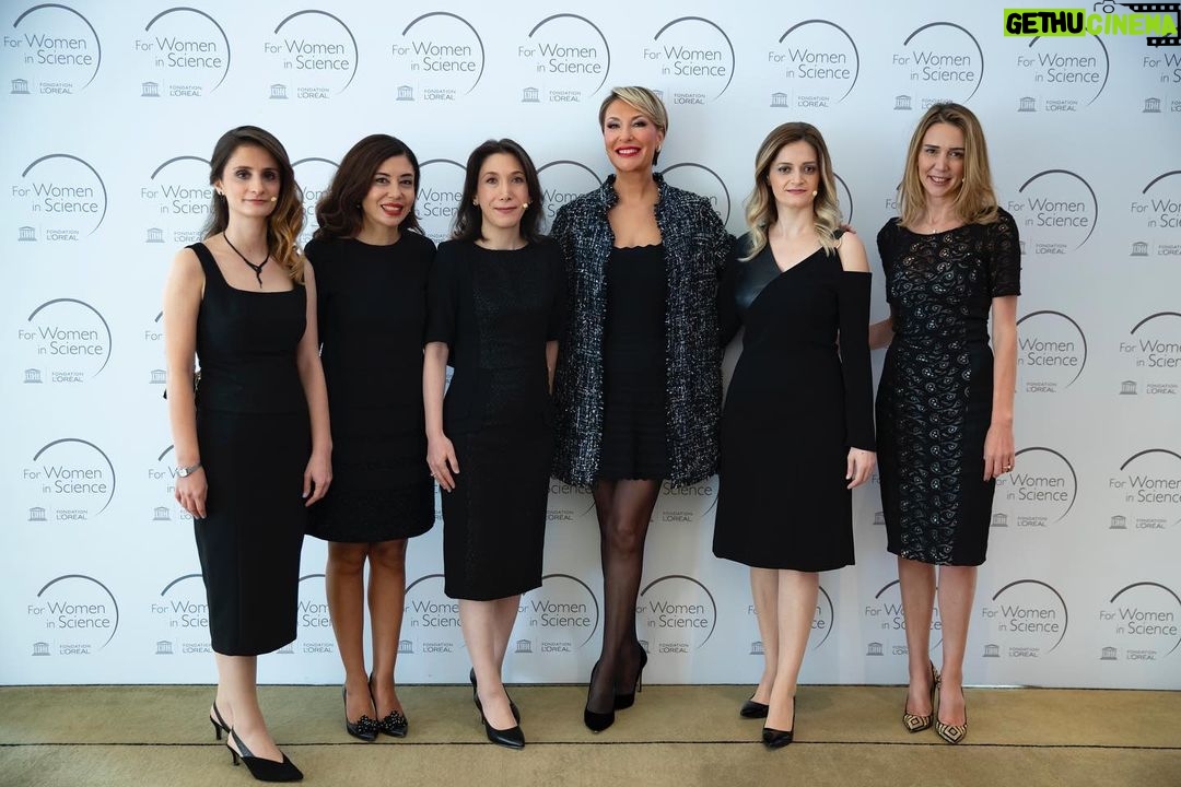 Gülse Birsel Instagram - Dün L’Oreal Grup’un dünyada 23, Türkiye’de 19 yıldır UNESCO iş birliğiyle gerşekleştirdiği “Bilim Kadınları İçin” toplantısında onur konuğuydum, ki o onur aslında bana ait. Bilime, kadınların bilimdeki varlığının önemine ve cinsiyet eşitliğine dikkat çeken, seçtikleri bilim kadınlarının çalışmalarına destek veren bir program bu. Araştırmaları bilim kadınlarının ağzından bizzat dinlemek paha biçilmezdi. Onlara hayranım. Hepsi benim gözümde birer yıldız. ✨✨✨✨Bilimle ilgilenen genç kızlar için de rol model ve ilham kaynağı olacaklar. @lorealturkey_ #forwomeninscience #bilimkadınlarıiçin #sinemsandikcigokcen #nihalterziçizmecioğlu #gülcihangülseren #saniyesöylemez #edaaydoğangüngör