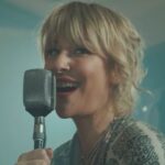 Gülse Birsel Instagram - Şu andan itibaren bu billur gibi ses ve eşsiz yorumu apple music, spotify, youtube vs. tüm dijital platformlardan dinleyebilirsiniz! 🙃 Nefis bir gün ve şahane bir anı için teşekkürler @emirersoy 9 kadın oyuncu #1977 albümüne birer şarkı söyleyerek konuk olduk. Sezen Aksu’nun bestelediği veya yorumladığı şarkılar hepsi. 1977 de Sezen Aksu’nun ilk albümünün yılı zaten. Bu Şanar Yurdatapan bestesi “Olmaz Olsun” o albümden. En acaip yorumculara layık bi ekiple çalışmayı hangi iyilikleri yaparak hak ettim bilmiyorum: Davul @volkanoktem Bas @canerustundag Gitar @prdszgitarist Conga @alricoreyes Bongo @riccardo_marenghi Trombon @hakancimenot Trompet @sercankerpicciler Tenor Sax @cagdas_oruc Vokal @elifpitirli Stüdyo - Lonca Kayıt Teknisyeni @emirakbulutmusic Miks : Jose Mendoza Mastering : Fernando Alvarez (440 mastering) Video prod. @spacekidzcreative Yönetmen @maliarsan Çekim ekibi @efe_arsan @mesutseniz Kurgu @melis__gokturk Proje Danışmanı aslikahramman @sonymusicturkiye