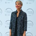 Gülse Birsel Instagram – Dün L’Oreal Grup’un dünyada 23, Türkiye’de 19 yıldır UNESCO iş birliğiyle gerşekleştirdiği “Bilim Kadınları İçin” toplantısında onur konuğuydum, ki o onur aslında bana ait.
Bilime, kadınların bilimdeki varlığının önemine ve cinsiyet eşitliğine dikkat çeken, seçtikleri bilim kadınlarının çalışmalarına destek veren bir program bu. Araştırmaları bilim kadınlarının ağzından bizzat dinlemek paha biçilmezdi. Onlara hayranım. Hepsi benim gözümde birer yıldız. ✨✨✨✨Bilimle ilgilenen genç kızlar için de rol model ve ilham kaynağı olacaklar. @lorealturkey_ #forwomeninscience #bilimkadınlarıiçin #sinemsandikcigokcen
#nihalterziçizmecioğlu #gülcihangülseren #saniyesöylemez #edaaydoğangüngör