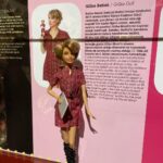 Gülse Birsel Instagram – Dün akşam Rahmi Koç Müzesi’nde açılışı yapılan Çağlar Boyu Bebek sergisinde 2 yıl önce üretilen Gülse Barbie bebek de sergilendi. Fotoğrafta 3 Türk kadınının Barbie’si var: Milli sörfçümüz @caglakubat , milli yüzücümüz @sumeyyeboyacii ve ben. Büyük gurur ve ne güzel bir kutlama. Bu arada sergi müthiş. Gidin görün. 🪆🎎 @rahmi_m_koc_muzesi @mattel @barbie 📷 @zeynelabidin