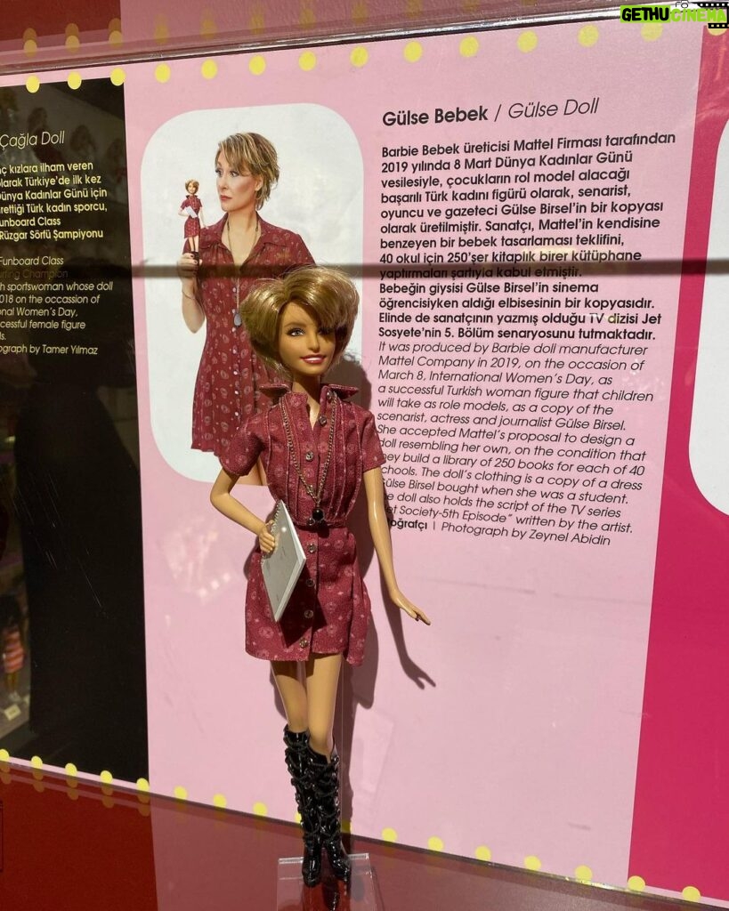 Gülse Birsel Instagram - Dün akşam Rahmi Koç Müzesi’nde açılışı yapılan Çağlar Boyu Bebek sergisinde 2 yıl önce üretilen Gülse Barbie bebek de sergilendi. Fotoğrafta 3 Türk kadınının Barbie’si var: Milli sörfçümüz @caglakubat , milli yüzücümüz @sumeyyeboyacii ve ben. Büyük gurur ve ne güzel bir kutlama. Bu arada sergi müthiş. Gidin görün. 🪆🎎 @rahmi_m_koc_muzesi @mattel @barbie 📷 @zeynelabidin