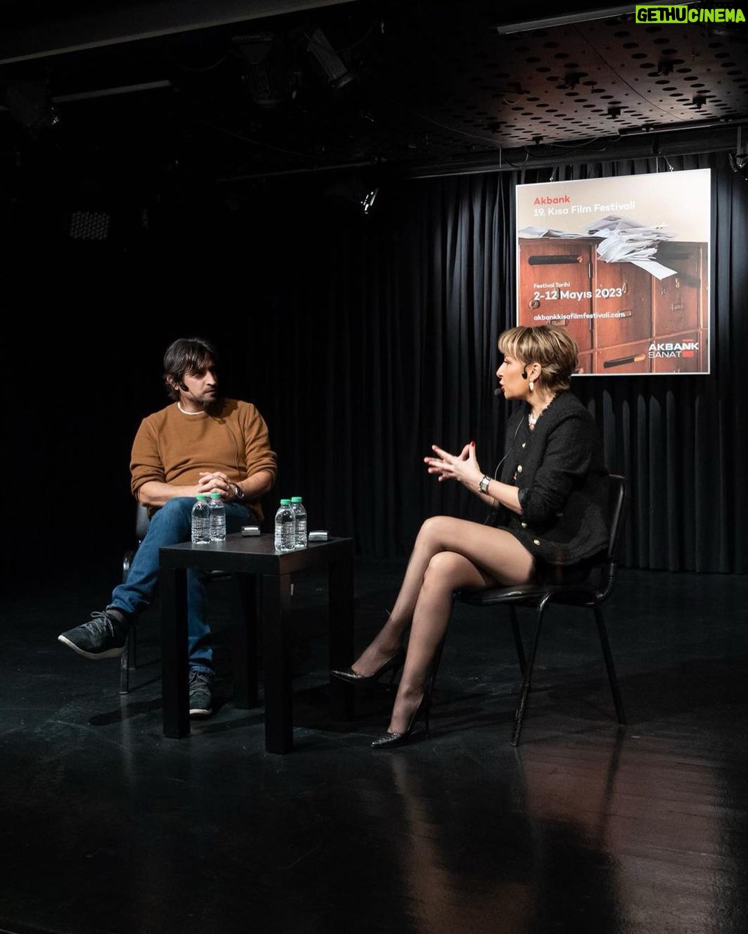 Gülse Birsel Instagram - Bugün @akbanksanat ‘ın Kısa Film Festivali’nin açılış günüydü. Birkaç salonu hınca hınç dolduran en genci 14, en yaşlısı 20’lerinin başında, birbirinden parlak insanlarla sohbet ettim. Soruları, hevesleri, heyecanları müthişti. ✨ Ve çok teşekkürler @selimevci #19akbankkısafilmfestivali