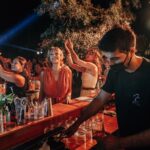 Gülse Birsel Instagram - Ben diziydi sonra pandemiydi derken 2 yıl evde oturmuşum, sonra çıkıp aynı gece hem kalabalıkta müzikle eğlenip, hem eş dost görüp hem canlı şarkı söylemişim, paylaşmayayım mı? Paylaşacağım efenim! Bu arada sahnede şarkı söylemek ovv ne kadar zor! Arkada orkestra bangır bangır çalıyor, kendi sesini duymuyorsun, azıcık dans etsen şarkıya nefesin yetmiyor ohoo. Oturur masama kolaycacık senaryolarımı yazarım anam, bırak. Herkes işini yapsın. Ama çocukluk hayali benim gibi şarkıcı olmaksa, böyle tadımlık deneyimleri de kaçırmasın. Oh canıma değsin, anılarıma, tecrübelerime bir tane daha kattım.😎💕 Mirsiii @emirersoy Albümün adı #1977 📸 @samisrt