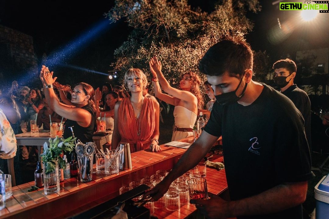 Gülse Birsel Instagram - Ben diziydi sonra pandemiydi derken 2 yıl evde oturmuşum, sonra çıkıp aynı gece hem kalabalıkta müzikle eğlenip, hem eş dost görüp hem canlı şarkı söylemişim, paylaşmayayım mı? Paylaşacağım efenim! Bu arada sahnede şarkı söylemek ovv ne kadar zor! Arkada orkestra bangır bangır çalıyor, kendi sesini duymuyorsun, azıcık dans etsen şarkıya nefesin yetmiyor ohoo. Oturur masama kolaycacık senaryolarımı yazarım anam, bırak. Herkes işini yapsın. Ama çocukluk hayali benim gibi şarkıcı olmaksa, böyle tadımlık deneyimleri de kaçırmasın. Oh canıma değsin, anılarıma, tecrübelerime bir tane daha kattım.😎💕 Mirsiii @emirersoy Albümün adı #1977 📸 @samisrt