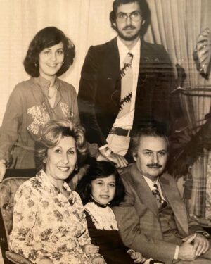 Gülse Birsel Instagram - “Dişlerini göstererek gülümse” dendiği için birkaç yıl böyle ısıracak gibi poz verdim. Çünkü çocukluk böyledir. Ne istendiğini tam anlamazsın, sürekli düşersin, yanlışlıkla saçını yakarsın (yaptım), arka arkaya 10 muz yiyip mideni bozarsın (yaptım), arkadaşlarınla sürekli kavga edip hemen sarılıp barışırsın, çok konuşursun, çok gürültü yaparsın ve sürekli arkanı toplayacak biri gerekir. Çocukluk sarhoşluğa benzer yani. Ve ikisi de müthiş ve berbattır. İkisinin de en iyi tarafı kısa sürmesidir. 
İlla sorulacak: Fotoğraftakiler bir bayram günü annem, babam, abim ablam ve ben. Evet güzel kardeşim kaza kurşunuyum. 4 erişkin yıllarca benimle uğraştı ve benim açımdan harikaydı! ♥️
Ülkemdeki çocukların her biri en az benim kadar güzel bir çocukluk geçirsin istiyorum. Geleceğe dair, güneşli günlere dair hayallerim var. Ve herkes akıllı olsun, hayal kırıklığını hiç sevmem! 
#23Nisankutluolsun 🇹🇷🇹🇷🇹🇷🇹🇷🇹🇷🇹🇷🇹🇷🇹🇷