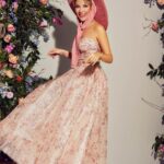 Gülse Birsel Instagram - Bir Jane Austen uyarlamasıyla karşınızdayım. Sense and Sensibility’yi komedi olarak çekiyoruz, ben de en son Emma Thompson’ın oynadığı abla rolüne hayat vereceğim. Yok ya @hellodergisi çekiminden foto yine. İyi çıktığım için hala ekmeğini yiyorum.
