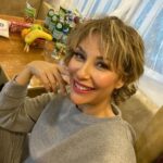 Gülse Birsel Instagram – Çekim karavanının olmazsa olmazları: Meyve tabağı, fındık fıstık, minik çiçek jesti, tabldot set yemeği, tulumba tatlısı, gece hayatı efektli tavan, hava 5 derecenin altındaysa pek kullanılmayan buzdolabı, çok makbule geçen sıcak su torbası. Işıltılı hayatlarımızdan bir kesit.