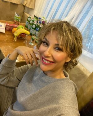 Gülse Birsel Instagram - Çekim karavanının olmazsa olmazları: Meyve tabağı, fındık fıstık, minik çiçek jesti, tabldot set yemeği, tulumba tatlısı, gece hayatı efektli tavan, hava 5 derecenin altındaysa pek kullanılmayan buzdolabı, çok makbule geçen sıcak su torbası. Işıltılı hayatlarımızdan bir kesit.